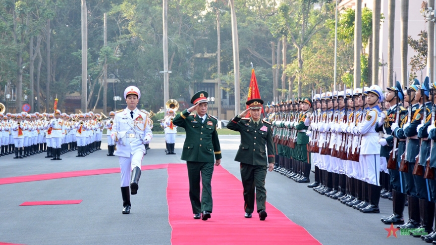 Laos Defense Minister Khamliang Outhakaysone visits Vietnam